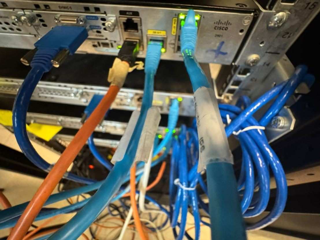 Routeur Cisco 2921 câblé dans la baie réseau pendant le CTF Blue Team